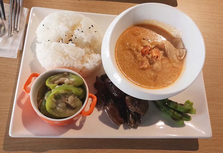 食億椰香紅咖哩雞飯
