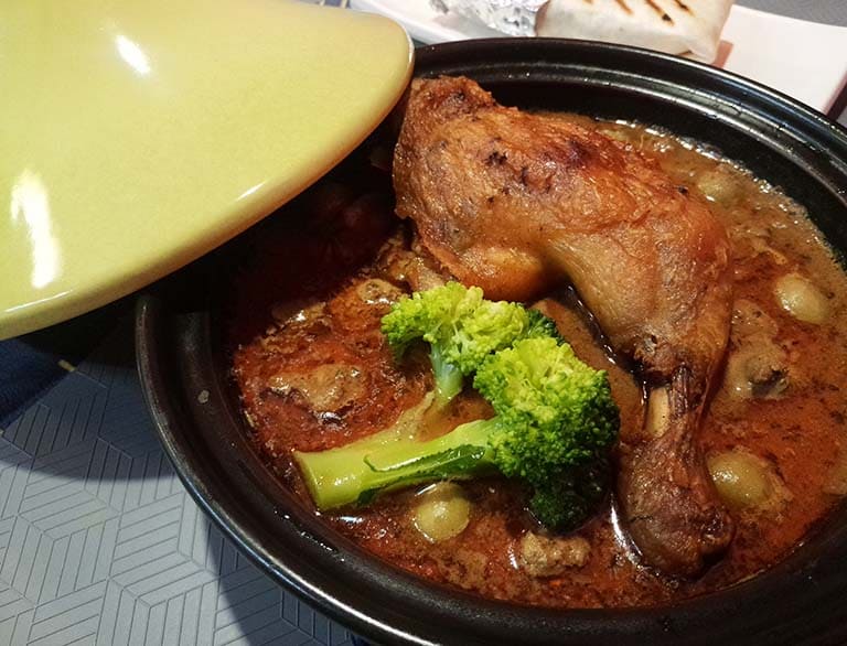 沙漠焦雞腿佐橄欖塔吉鍋